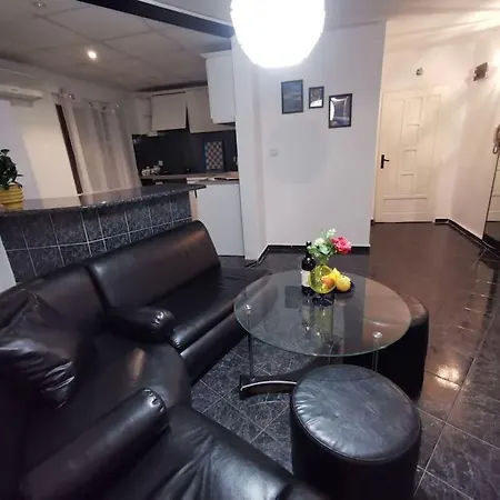 Beautiful 2 Bedroom Maisonette With Free Parking *