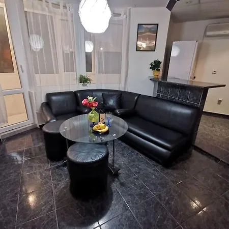 Beautiful 2 Bedroom Maisonette With Free Parking