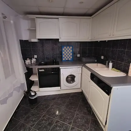 Lejlighed Beautiful 2 Bedroom Maisonette With Free Parking *