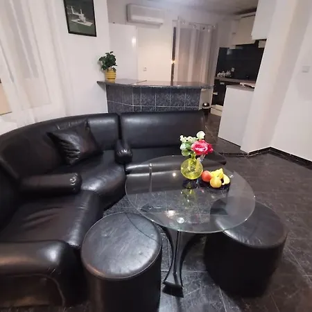 Beautiful 2 Bedroom Maisonette With Free Parking Apartment