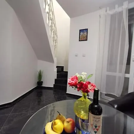 Beautiful 2 Bedroom Maisonette With Free Parking 瓦爾納